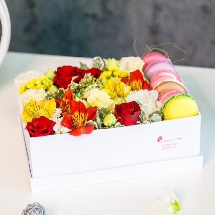 Cutie cu Flori Galben-Rosii si Macarons alt vedere product 2