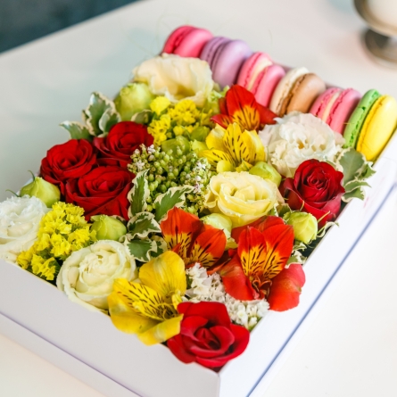 Cutie cu mix de flori multicolore galben-rosii si biscuiti macarons asortati, dimensiuni cutie 22cm x 16cm alt vedere product
