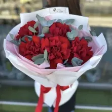 Buchet din Trandafiri Francezi Rosii si Eucalipt alt vedere product