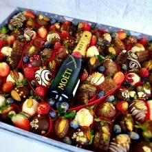Chocolate Covered Fruit and Champagne Moet Arrangement alt vedere product