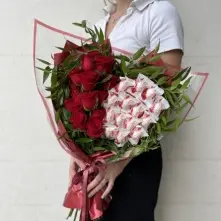 Buchet din trandafiri rosii si raffaello in forma de inima alt vedere product