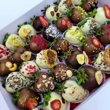 Belgian Chocolate Covered Strawberries Mixed Flavors Box alt vedere product 2