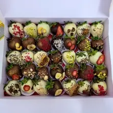 Belgian Chocolate Covered Strawberries Mixed Flavors Box alt vedere product