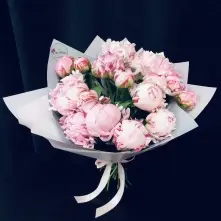 Buchet de 15 bujori olandezi roz cu dimensiune 40-50 cm, in folie plastifiata, decorat cu panglica de satin roz sau alb alt vedere product