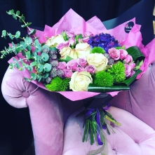 Buchet format din Hortensia, trandafiri, garoafe, Aliul si decorat cu eucalipt pe OkFlora.ro ❤️ alt vedere product