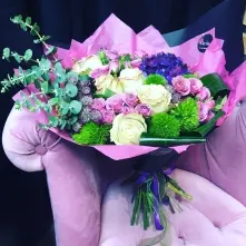Buchet format din Hortensia, trandafiri, garoafe, Aliul si decorat cu eucalipt pe OkFlora.ro ❤️ alt vedere product