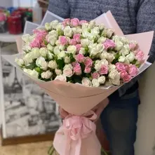 Bouquet with White and Pink Mini Roses alt vedere product