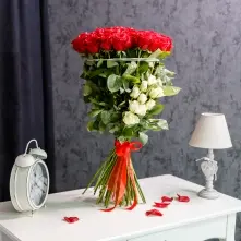 Buchet din 45 Trandafiri Rosii lungi si 10 Trandafiri Albi, decorati cu panglica de satin rosie si organza alt vedere product