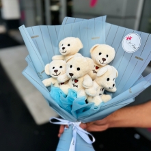 Buchet din 5 Ursuleti de Plus cu Ambalaj Albastru alt vedere product