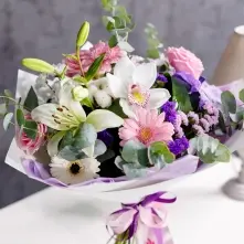 Buchet alb-roz-mov cu trandafiri, crizanteme santini, statita, gerbere, orhidee vanda si cymbidium, crini, bumbac si eucalipt alt vedere product