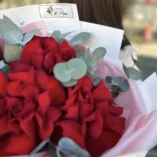 Buchet din Trandafiri Francezi Rosii si Eucalipt alt vedere product 4