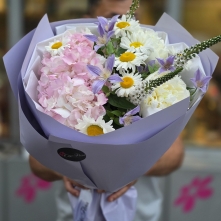 Buchet Pastel cu Hortensie, Mușețel și Clematis alt vedere product