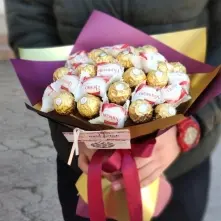 Buchet comestibil din bomboane Raffaello si Ferrero Rocher, in ambalaj si panglica de satin alt vedere product