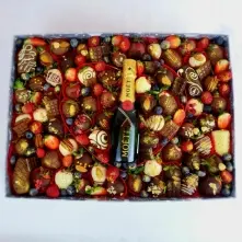 Chocolate Covered Fruit and Champagne Moet Arrangement alt vedere product 3