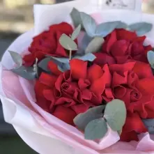 Buchet din Trandafiri Francezi Rosii si Eucalipt alt vedere product 3
