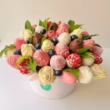 Chocolate Covered Strawberries and Blueberry Arrangement alt vedere product