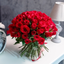 Buchet de 101 Trandafiri Rosii Olanda Ecuador, cu dimensiune 40-60 cm, decorati cu panglica de satin rosie alt vedere product