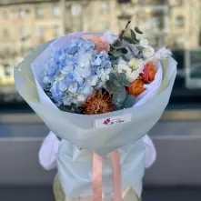 Buchet cu Hortensie Albastră și Trandafiri Portocalii alt vedere product