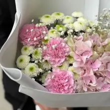 Buchet cu Hortensie Roz, Garoafe și Crizanteme Albe alt vedere product 4