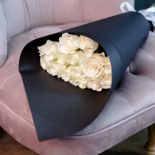 Buchet Trandafiri Albi Olanda Ecuador, 15 fire, 40-60 cm, in hartie neagra cartonata si decorat cu panglica satin alba alt vedere product