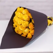 Buchet din 21 trandafiri galbeni inveliti in hartie neagra si decorati cu panglica galbena alt vedere product