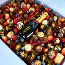 Chocolate Covered Fruit and Champagne Moet Arrangement alt vedere product 2