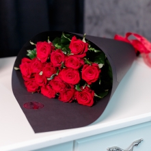 Buchet din Trandafiri Rosii Olanda Ecuador, 15 fire, 40-60 cm, in hartie neagra cartonata cu panglica de satin rosie alt vedere product